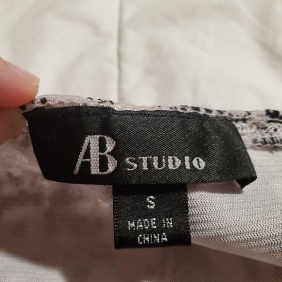 AB studio small white and black floral short sleeve blouse. - Picture 5 of 10